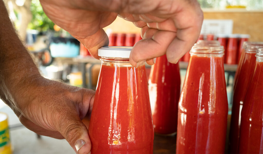 Step_6_Closing Caps Closing tomato salse bottles caps